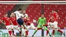 Bek Inggris, Harry Maguire (tengah) melepaskan tendangan yang berbuah gol kedua Inggris ke gawang Polandia dalam laga lanjutan Kualifikasi Piala Dunia 2022 Zona Eropa Grup I di Wembley Stadium, London, Rabu (31/3/2021). Inggris menang 2-1 atas Polandia. (AP/Andy Rain)