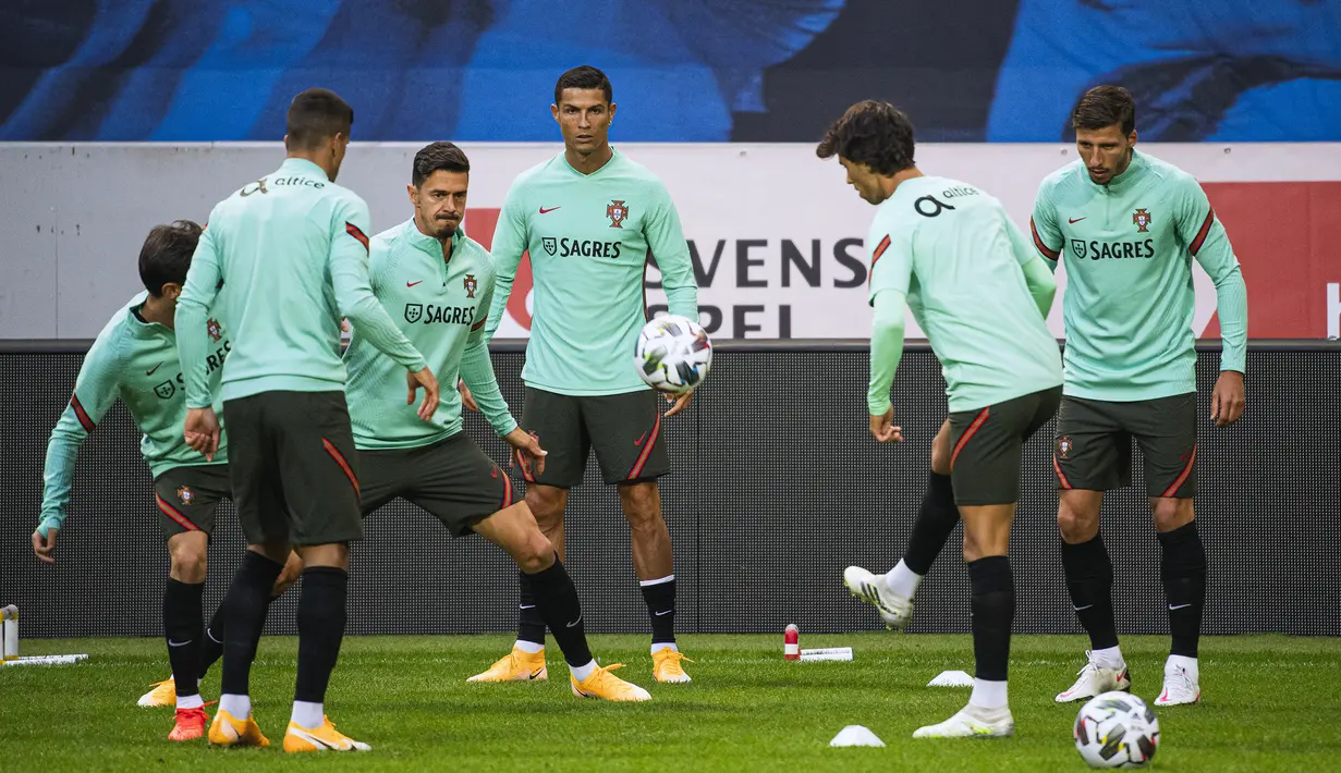 Pemain Portugal saat menjalani sesi latihan jelang berlaga di UEFA Nations League 2020 di Friends Arena, Swedia, Selasa (8/9/2020). Portugal akan berhadapan dengan Swedia. (AFP/Jonathan Nackstrand)