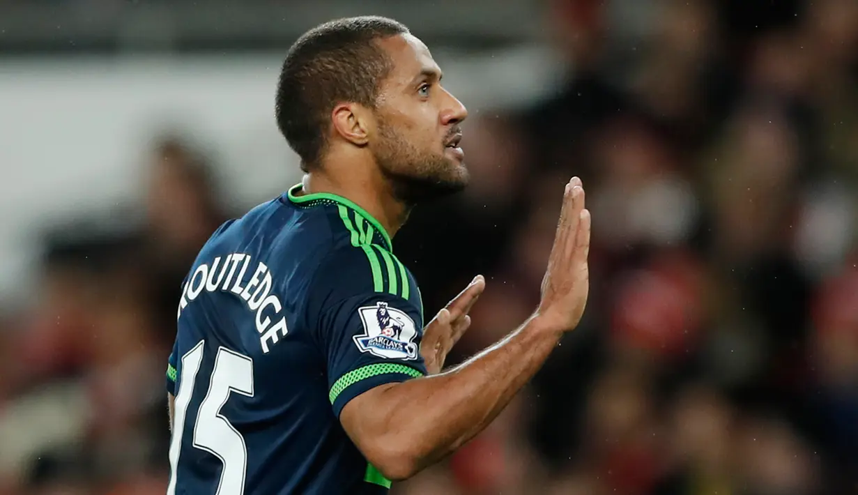 Gelandang Swansea City, Wayne Routledge melakukan selebrasi usai mencetak gol kegawang Arsenal pada lanjutan liga Inggris di Stadion Emirates (2/3). Swansea menang atas Arsenal dengan skor 2-1. (Reuters/John Sibley)