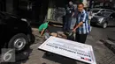 Pekerja menggali lubang untuk memasang plang segel ruko Nazaruddin yang berada di Wijaya Grand Center, Jakarta Selatan, Senin (28/11). Ruko ini berada di blok C 15-16, yang sebelumnya dijadikan kantor penjualan alat kesehatan. (Liputan6.com/Helmi Affandi)