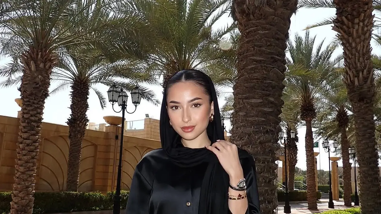 Gaya Makeup Flawless Jennifer Coppen Dukung Justin Hubner Bertanding di Arab Saudi, Pancarkan Aura Perempuan Timur Tengah