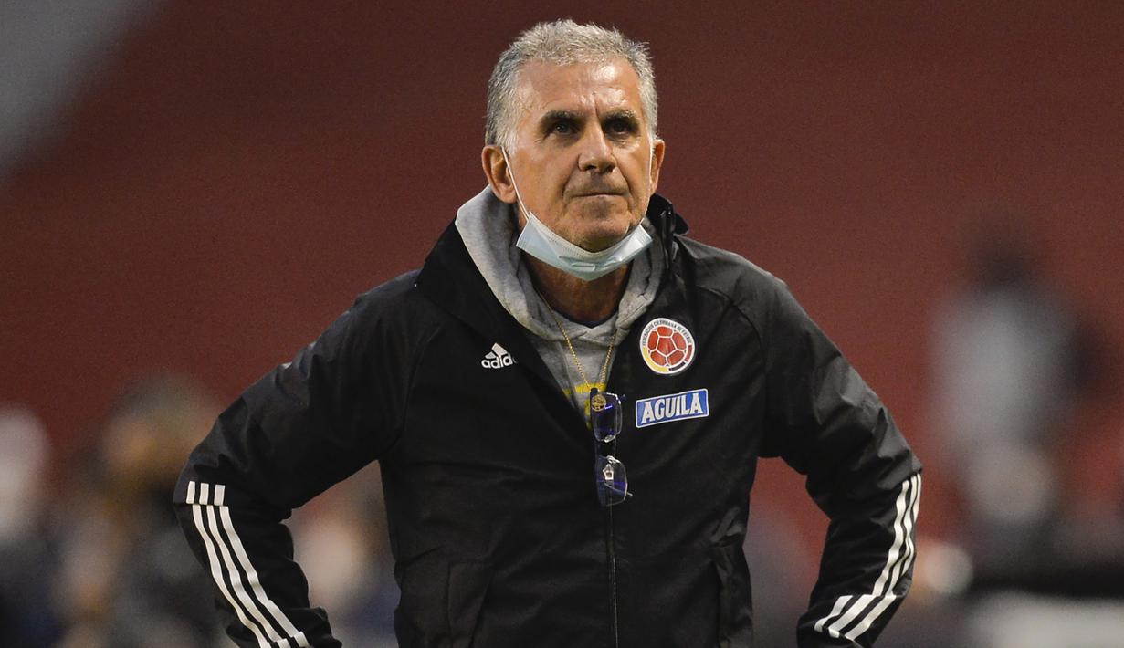 Pelatih Kolombia, Carlos Queiroz, tampak kecewa usai laga lanjutan kualifikasi Piala Dunia 2022 zona CONMEBOL melawan Ekuador di Rodrigo Paz Delgado Stadium, Quito, Ekuador, Rabu (18/11/2020) pagi WIB. Kolombia kalah 1-6 dari Ekuador. (AFP/Rodrigo Buendia/Pool)