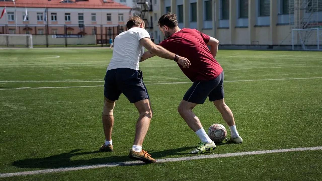 3.&nbsp;Sepakbola: Gerakan Lari dan Melompat