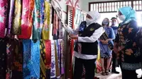 Gubernur Jatim Khofifah Indar Parawansa meninjau Oemah Batik Candi Madiun. Foto (Istimewa)