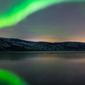 Fenomena aurora borealis saat menerangi langit malam di dekat kota Kirkenes, Norwegia utara, Kamis (12/11/2015). (AFP PHOTO/Jonathan NACKSTRAND)