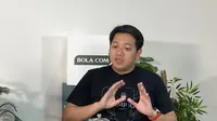 Direktur olahraga Persib Bandung, Adhitia Putra Herawan menyambangi kantor Bola.com di KLY Youniverse, Gondangdia, Jakarta, Rabu (23/10/2024).