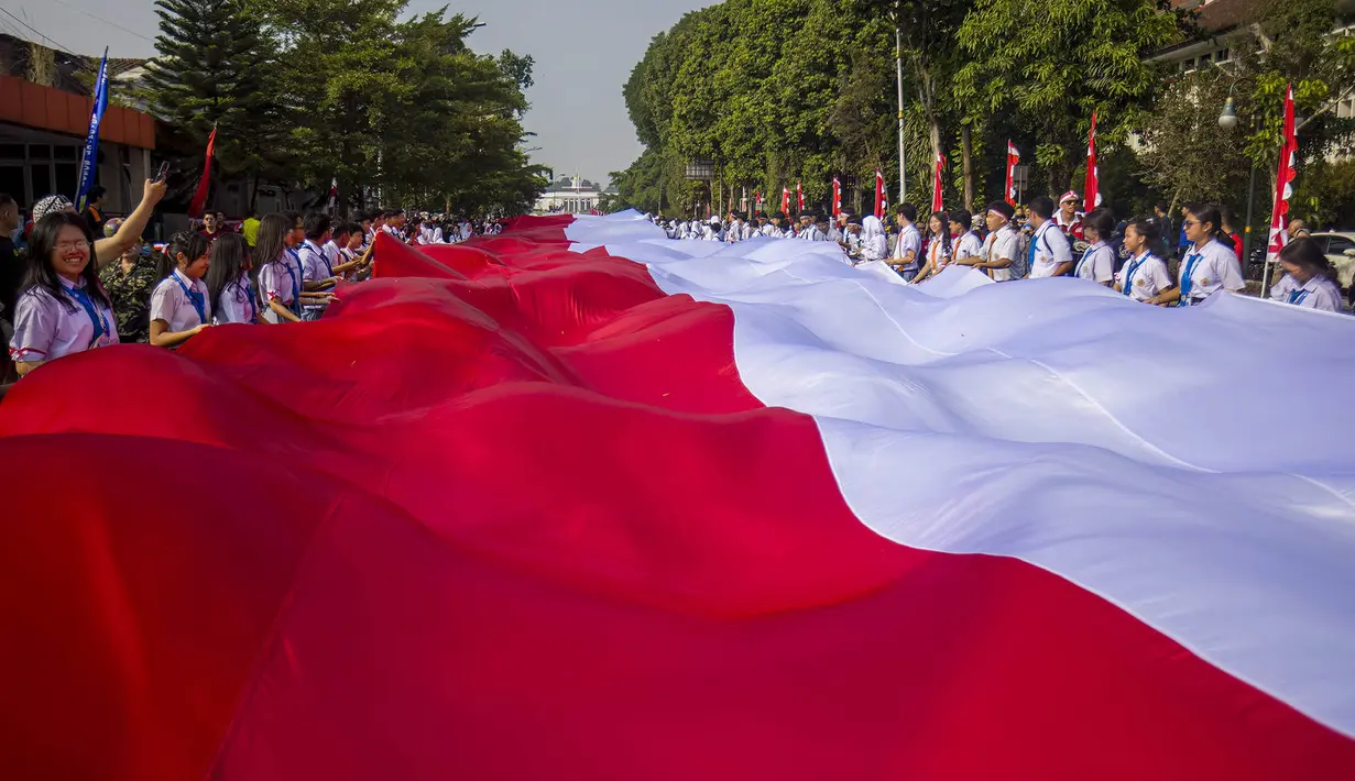 Pelajar berpartisipasi dalam pawai membawa bendera Indonesia sepanjang 500 meter di Jalan Sudirman Bogor, Jawa Barat, Minggu,  9 Agustus 2026. (AFP/ Aditya Aji)