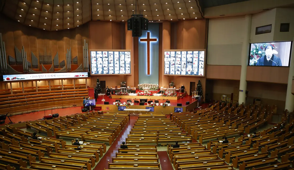 Umat Kristiani (pada layar) menghadiri kebaktian Natal online untuk pencegahan penyebaran COVID-19 di Gereja Injil Penuh Yoido, Seoul, Korea Selatan, Jumat (25/12/2020). Natal tahun ini dirayakan oleh umat Kristiani dunia di tengah pandemi COVID-19. (AP Photo/Lee Jin-man)