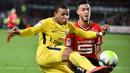 Aksi pemain PSG, Kylian Mbappe (kiri) menghalau bola dari kejaran pemain Rennes, Ramy Bensebaini pada laga Ligue 1 Prancis di Roazhon Park, Rennes, (16/12/2017). PSG menang 4-1. (AFP/ Jean-Francois Monier)