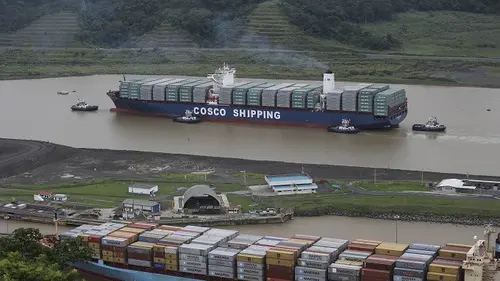 052917700_1501043256-China_Shipping_Merger_Hand