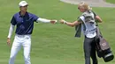 Johannes Veerman pegolf asal Amerika Serikat caddienya di BRI Indonesia Open 2019. (Bola.com/Peksi Cahyo)