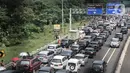 Kendaraan wisatawan terjebak penutupan jalur Puncak akibat sistem satu arah di Tol Jagorawi, Pandansari, Bogor, Jawa Barat, Minggu (19/9/2021). Penutupan jalur sejak siang tadi menyebabkan ribuan kendaraan arah Puncak terjebak kemacetan hingga beberapa kilometer. (merdeka.com/Iqbal S. Nugroho)