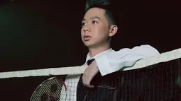 Tak sedikit orang mengagumi paras tampan pria yang sempat dikabarkan dekat dengan Natasha Wilona ini. Dalam pemotretan kali ini, Kevin Sanjaya tampil menawan memakai busana formal dan berpose dengan memegang raket.(Liputan6.com/IG/@kevinsanjaya)