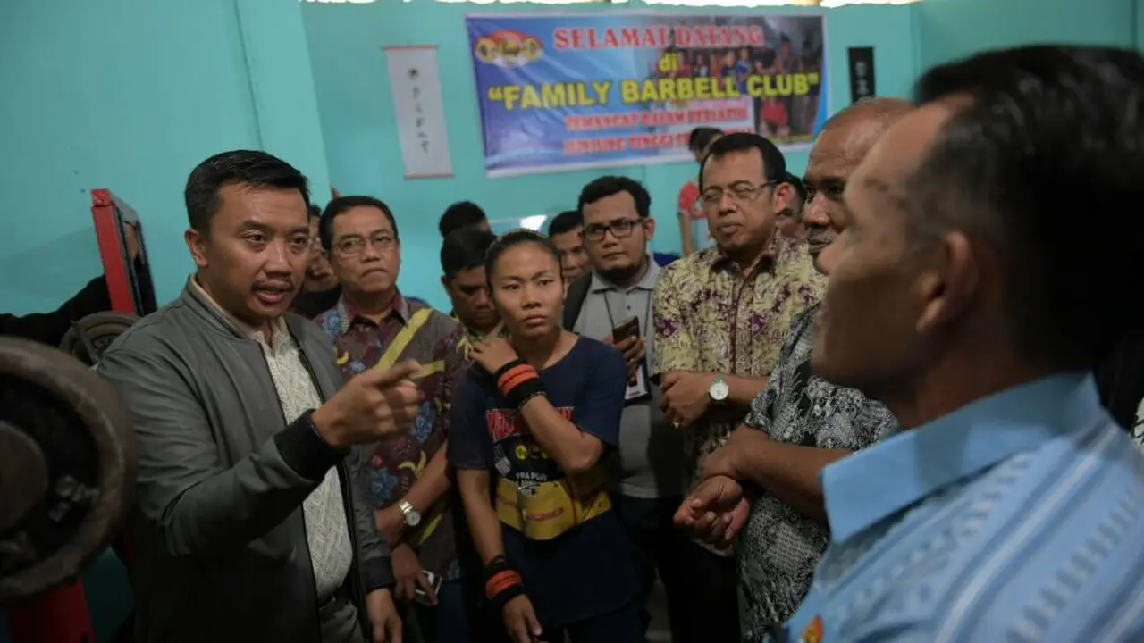 Menpora Imam Nahrawi saat mengunjungi tempat latihan lifter angkat berat asal Sumatera Barat, Sandra Diana Sari