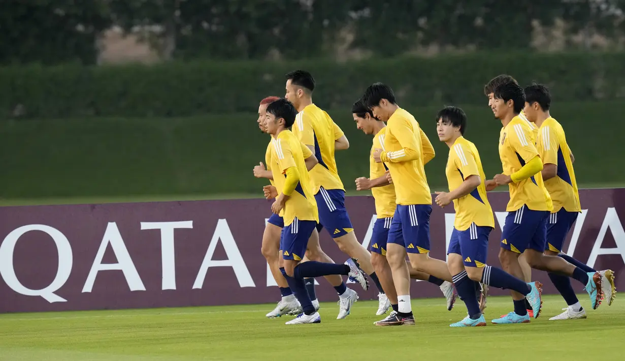 Para pemain jepang melakukan pemanasan selama latihan tim di tempat latihan Al Sadd SC di Doha pada 22 November 2022. Jepang akan bertanding melawan Jerman pada Grup E Piala Dunia 2022 Qatar yang berlangsung pada Rabu (23/11/2022) pukul 23.00 WIB di Khalifa International Stadium, Doha, Qatar. (AP Photo/Eugene Hoshiko)