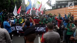 Sejumlah mahasiswa yang tergabung dalam Front Millenial Jabodetabek melakukan aksi unjuk rasa di Jalan Kuningan Persada sekitar Gedung KPK, Jakarta, Kamis (9/12/2021). Aksi mereka untuk memperingati Hakordia 2021 dengan menyuarakan keprihatinan atas lemahnya KPK. (Liputan6.com/Helmi Fithriansyah)