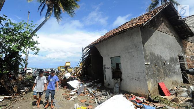 Warga mencari sisa harta benda usai tsunami menerjang Kampung Sumur, Ujung Kulon, Banten, Selasa (24/12). Saat tsunami, warga berteriak di tengah kegelapan dan sibuk menyelamatkan diri masing-masing. (Merdeka.com/Arie Basuki)