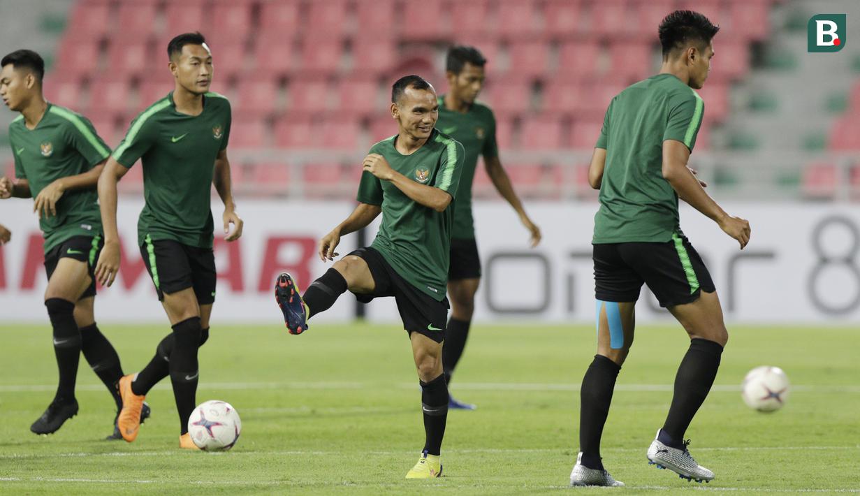 Pemain Timnas Indonesia, Riko Simanjuntak, tersenyum saat latihan di Stadion Rajamangala, Bangkok, Jumat, (16/11). Latihan ini persiapan jelang laga Piala AFF 2018 melawan Thailand. (Bola.com/M. Iqbal Ichsan)