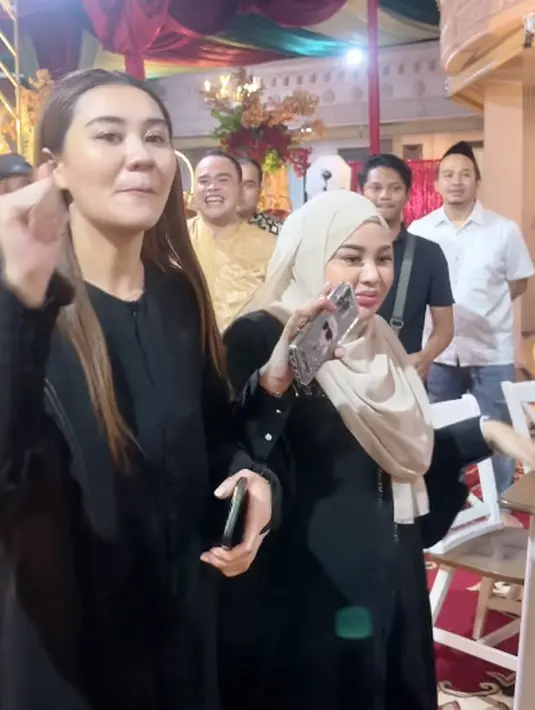 Kontas dengan sang bunda, Aurel Hermansyah pilih kenakan kaftan berwarna hitam gelap [@aurel.hermansyah]