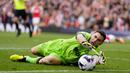 Kiper Aston Villa, Emiliano Martinez berhasil mengamankan bola dari ancaman pemain Arsenal pada laga pekan ke-33 Premier League 2023/2024 di Emirates Stadium, London, Minggu (14/4/2024). (AP Photo/Kirsty Wigglesworth)