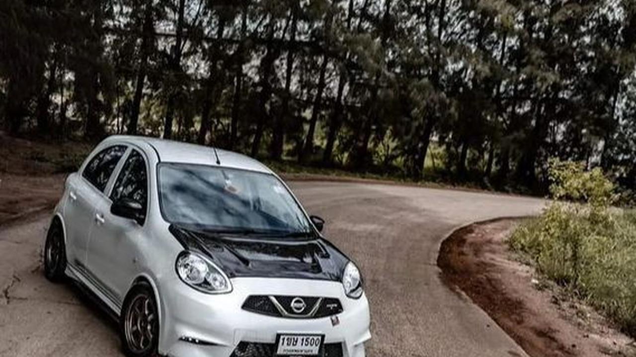 Mobil dengan warna monokrom