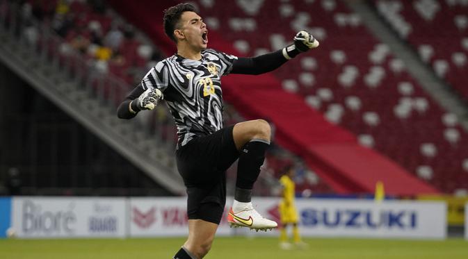 Nadeo Argawinata menjadi pahlawan kemenangan Timnas Indonesia usai berhasil menangkis tendangan penalti yang dilesatkan oleh Faris Ramli pada injury time. Hal tersebut membuat pertandingan yang awalnya imbang 2-2 berhasil dimenangkan oleh skuat Garuda menjadi 4-2 di babak 2x15 menit. (affsuzukicup)