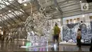 Pengunjung melihat karya seni dalam Pameran Jakarta Provoke di Gedung Pos Bloc, Jakarta, Minggu (16/6/2024). (Liputan6.com/Herman Zakharia)
