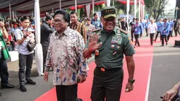 Ketua DPD Oesman Sapta (kiri) bersama Panglima TNI Gatot Nurmantyo saat menghadiri puncak peringatan Hari Anti-Narkoba Internasional (HANI) di Plaza Tugu Api Pancasila, Taman Mini Indonesia Indah, Jakarta, Kamis (13/7). (Liputan6.com/Faizal Fanani)