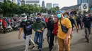 Petugas kepolisian mengamankan massa yang diduga hendak berbuat kericuhan saat aksi unjuk rasa di kawasan Patung Kuda, Jakarta, Kamis (22/10/2020). Penangkapan dilakuka  untuk mencegah hal hal yang tak di inginkan saat unjuk rasa. (Liputan6.com/Faizal Fanani)