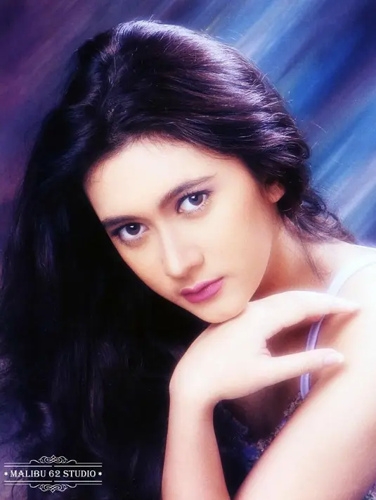 Dan ini adalah foto Nafa Urbach pada tahun 1999. Jika dilihat-lihat, Nafa mirip sekali dengan Nike Ardila. (Foto: instagram.com/malibu62studio)