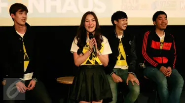 Punpun Sutatta Udomsilp (kedua kiri) saat memperkenalkan diri saat jumpa artis Thailand pemeran film May Who? di Grand Indonesia, Jakarta, Sabtu (24/10/2015). Punpun menjadi May Nhai, tokoh utama dalam film May Who? (Liputan6.com/Yoppy Renato)  