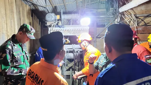 Operasi SAR 8 pekerja terjebak di lubang tambang emas di Banyumas, Jawa Tengah. (Foto: Liputan6.com/Basarnas)