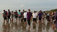 Jokowi sedang berjalan santai bersama sejumlah menteri di Pantai Kuta, Bali (Istimewa)