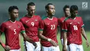 Kapten Tim Indonesia U-23, Hansamu Yama Pranata (ketiga kiri) usai laga melawan Bahrain pada PSSI Anniversary 2018 di Stadion Pakansari, Kab Bogor, Jumat (27/4). Indonesia kalah 0-1. (Liputan6.com/Helmi Fithriansyah)