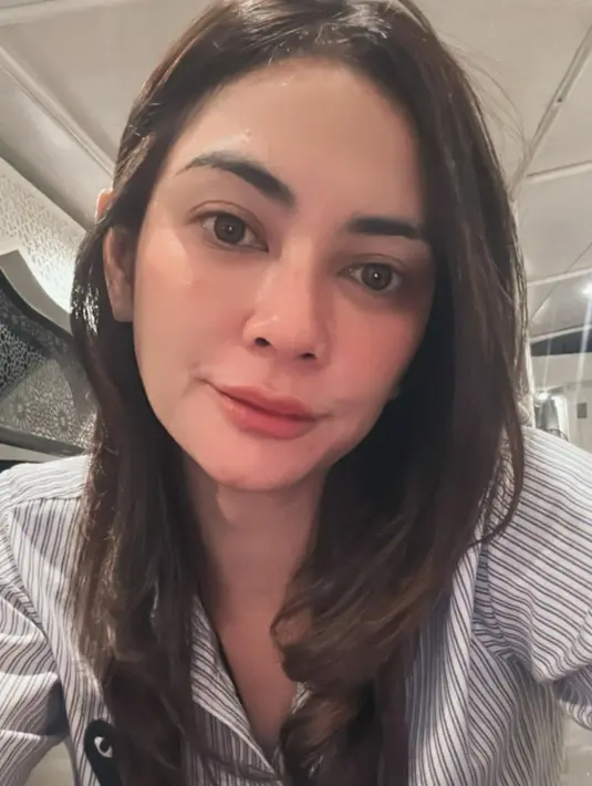 Masayu juga tampak tak takut memamerkan wajah tanpa riasannya. Tak heran jika melihat bare facenya saja justru tak mengurangi pesonanya sama sekali. Foto: Instagram.