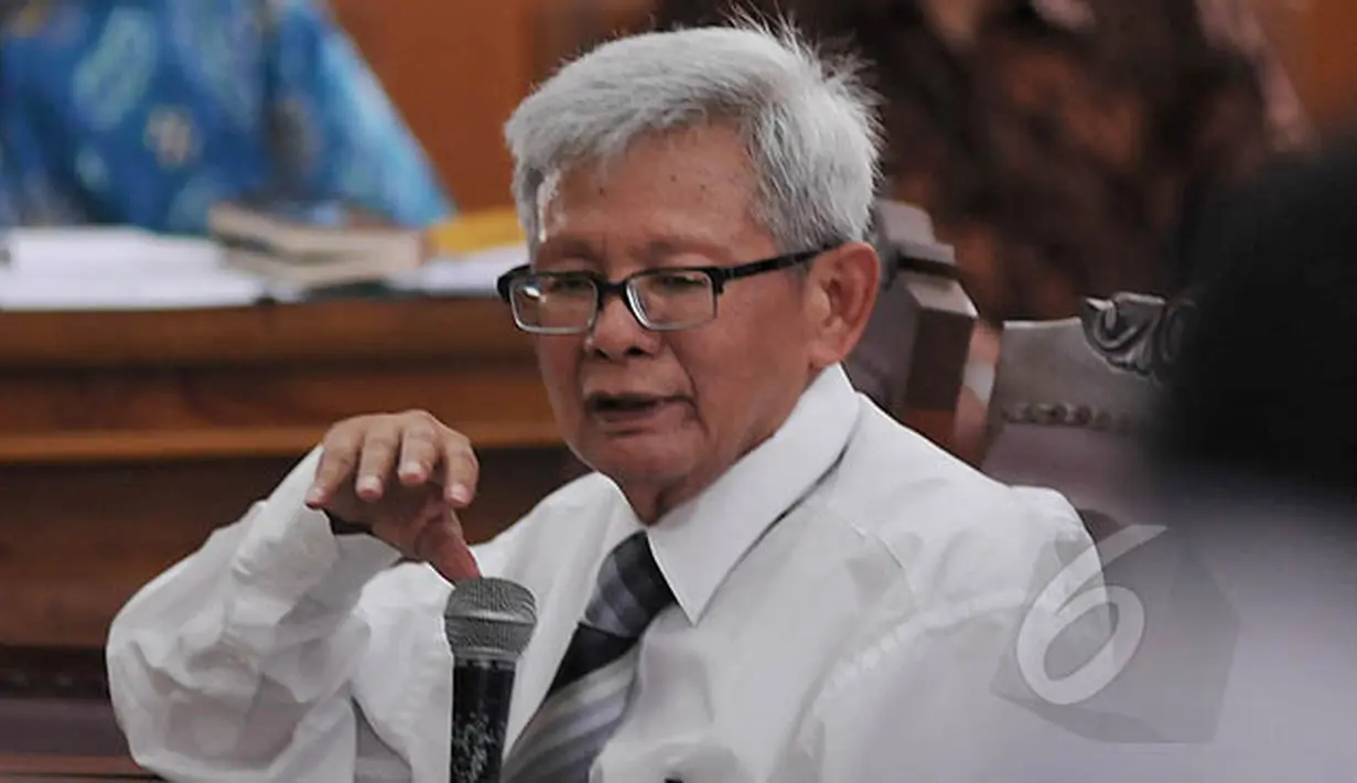 Dosen Unpad, Bernard Arif Sidharta saat menjadi saksi pada sidang lanjutan BG terhadap KPK di PN Jakarta Selatan, Jumat (13/2/2015). Sidang lanjutan praperadilan BG terhadap KPK kembali digelar di PN Jakarta Selatan. (Liputan6.com/Johan Tallo)