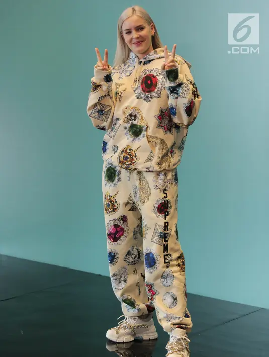 Penyanyi Anne Marie berpose saat hadir dalam konferensi pers Spotify on Stage di Jakarta, Jumat (12/10). Anne-Marie akan tampil pada acara yang bertajuk ‘Spotify on Stage’ di JIEXPO, Kemayoran Jumat (12/10) malam. (Liputan6.com/Faizal Fanani)