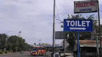 saat ini di dekat gerbang tol Cikampek, hanya tersisa dua toilet umum. (Liputan6.com/FX Rico Pramono)