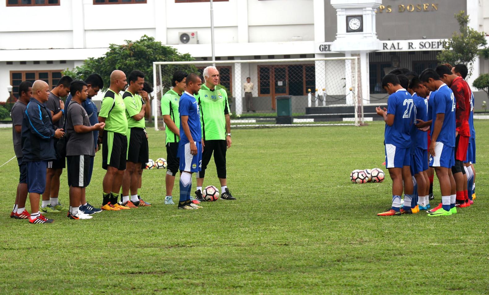 Suasana latihan perdana Persib. (Liputan6.com/Kukuh Saokani)