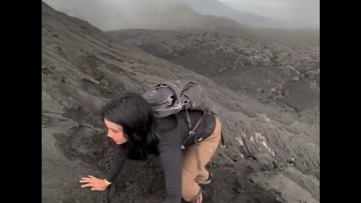 Viral Aksi Wanita Mendaki Gunung Dukono yang Lagi Erupsi Bikin Warganet Geram