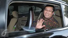 Deputi Bidang Kerja Sama Bidang Ekonomi Internasional Kementerian Koordinator Bidang Ekonomi, Rizal Affandi Lukman melambaikan tangan usai melakukan pertemuan dengan KPK, Jakarta, Selasa (29/3/2016). (Liputan6.com/Helmi Afandi)
