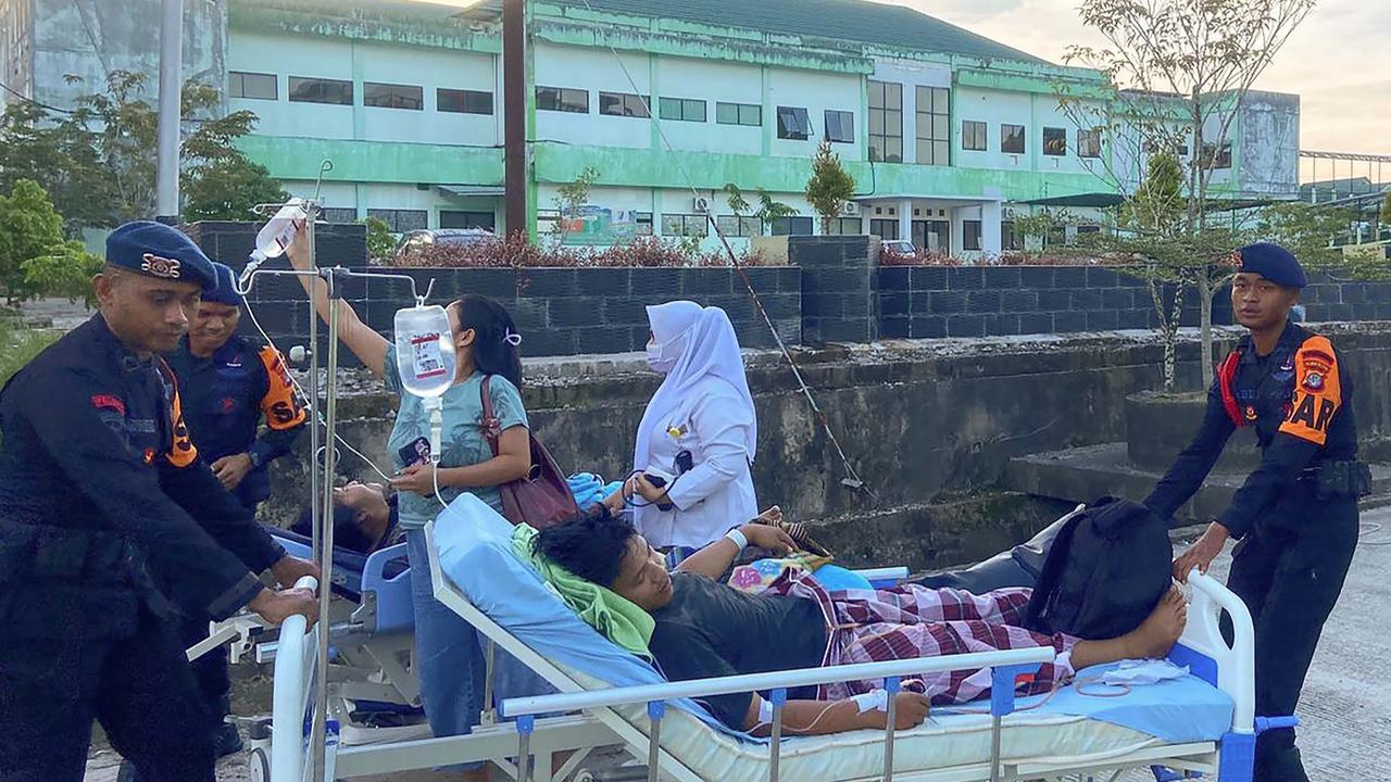 FOTO: Evakuasi Pasien Rumah Sakit Saat Gempa Mengguncang Kota Tarakan