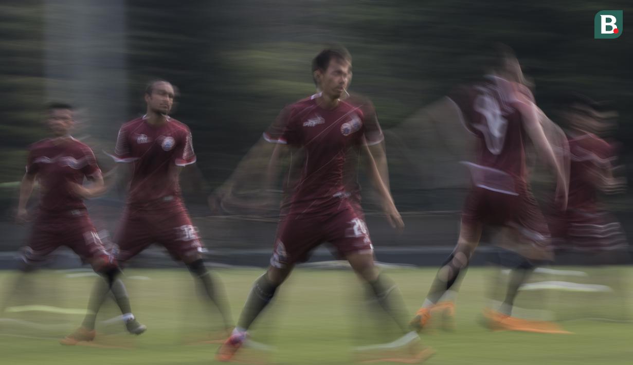 Para pemain Persija Jakarta melakukan pemanasan saat latihan di Lapangan ABC Senayan, Jakarta, Senin (14/5/2018). Latihan ini persiapan jelang melawan Home United pada laga AFC Cup. (Bola.com/Vitalis Yogi Trisna)