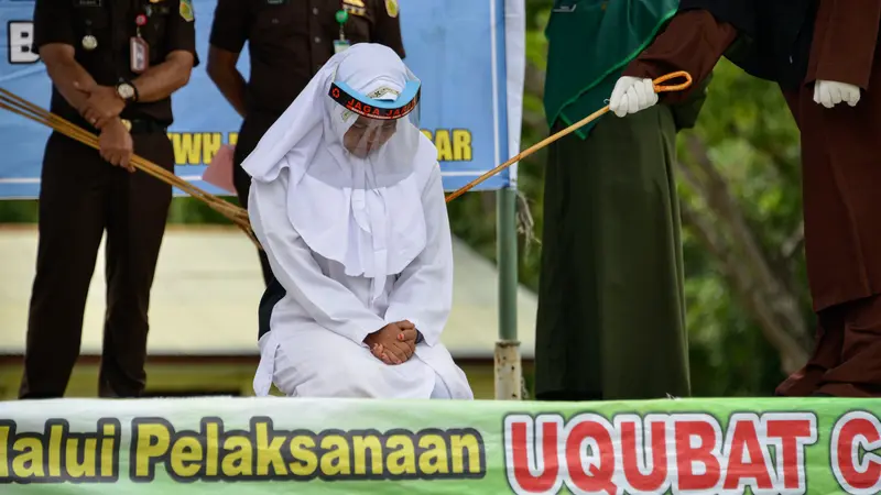 Terpidana Zina Dihukum 100 Kali Cambuk