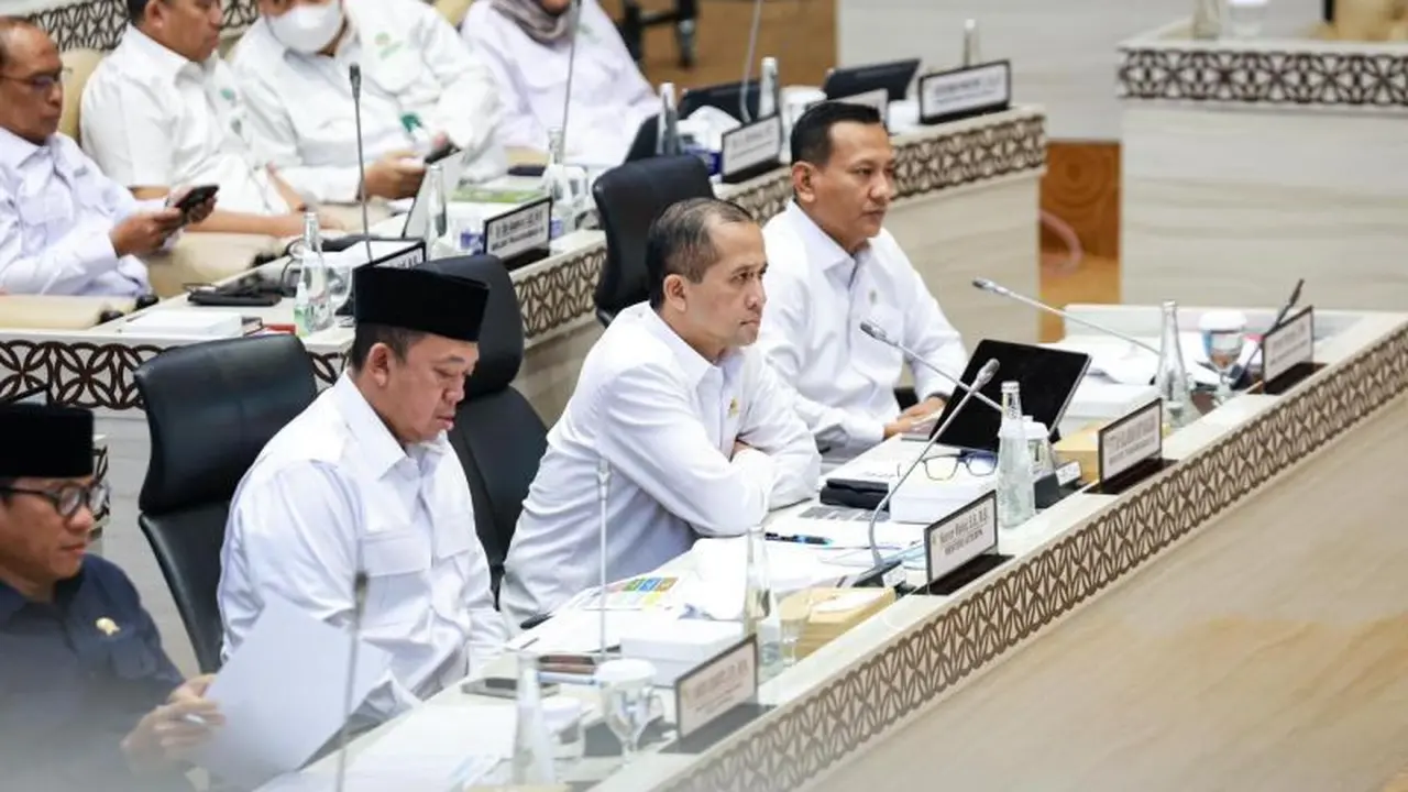 Menteri Transmigrasi M Iftitah Sulaiman Suryanagara saat menghadiri rapat kerja Panitia Khusus (Pansus) Penyelesaian Reforma Agraria DPR RI di Jakarta. (Istimewa)