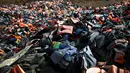 Tumpukan sampah jaket pelampung yang digunakan oleh para imigran dan pencari suaka di tempat pembuangan sampah di Mithymna, pulau Lesbos, Rabu (5/10). Para imigran mendarat di Yunani untuk mencari kehidupan baru di Eropa. (REUTERS/Alkis Konstantinidis)