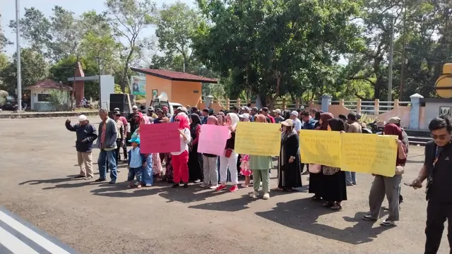 Krisis air mendorong emak-emak Sukabumi protes ke Dinas PU