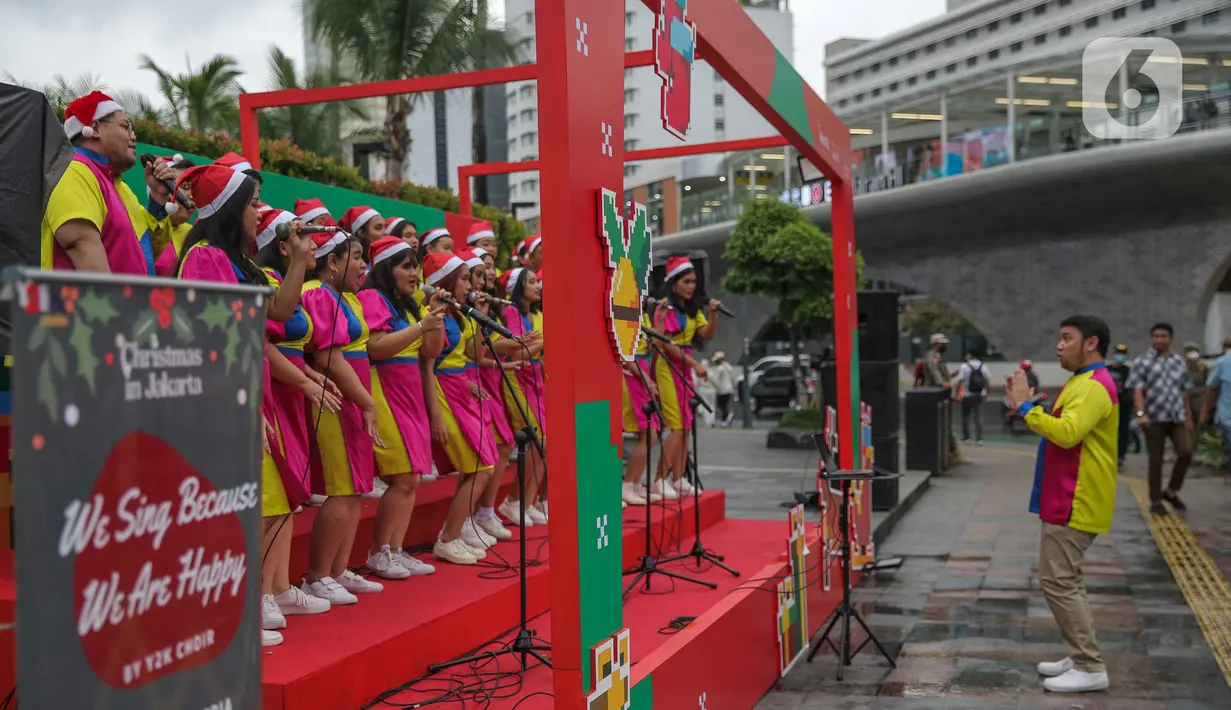 Grup vokal bernyanyi dalam acara Christmas Carol di Kawasan Bundaran HI, Jakarta, Kamis (22/12/2022). Pemerintah provinsi (Pemprov) DKI Jakarta kembali mengadakan Christmas Carol untuk merayakan Natal di Ibu Kota. Pagelaran ini diadakan mulai Rabu (21/12) hingga Jumat (23/12) dari pukul 15.30-17.30 WIB yang diselenggarakan di tiga titik, seperti Terowongan Kendal, kawasan Bundaran HI, dan Kota Tua. (Liputan6.com/Faizal Fanani)