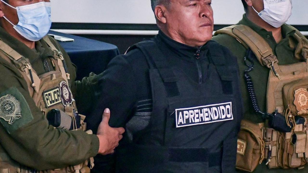 Jenderal Juan Jose Zuniga, panglima militer Bolivia yang telah diberhentikan,&nbsp;dikawal oleh polisi setelah penangkapannya di La Paz, Bolivia, pada 26 Juni 2024. Jenderal Juan Jose Zuniga ditangkap atas dugaan menjadi dalang dalam upaya kudeta militer 