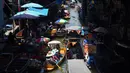 Suasana pasar terapung Damnoen Saduak, Bangkok, Thailand, Jumat (21/6/2019). Damnoen Saduak merupakan salah satu pasar terapung populer di Thailand. (TANG CHHIN Sothy/AFP)